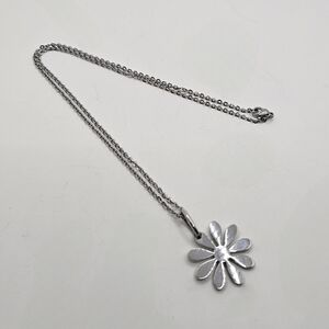 ⭐️40% Off⭐️ Silver Daisy Necklace